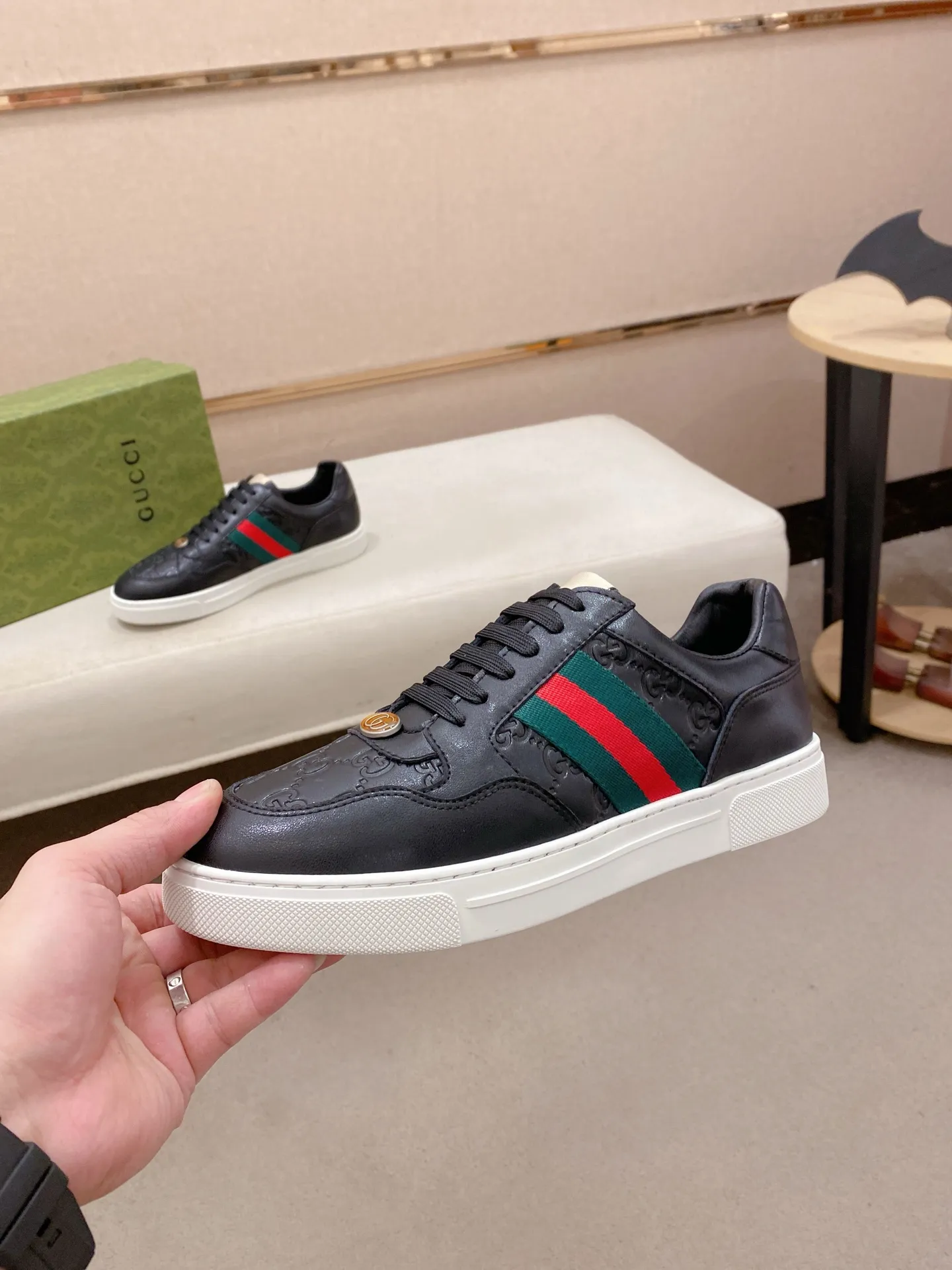 Factory price: 420💰 (GUCCI) The latest model from the official website 🎁🎁Casual and fashionable men's shoes👟, hot style 💥The version is simple and elegant, exclusive for trendy men. Unique official website latest brand elements 👑Gucci original decoration, fashionable and generous, the fabric is original cowhide ✅sheepskin lining, the official website specifies wear-resistant casual outsole, the classic model is taken in kind at the counter🎬38-44 (45 is not returned or exchanged)